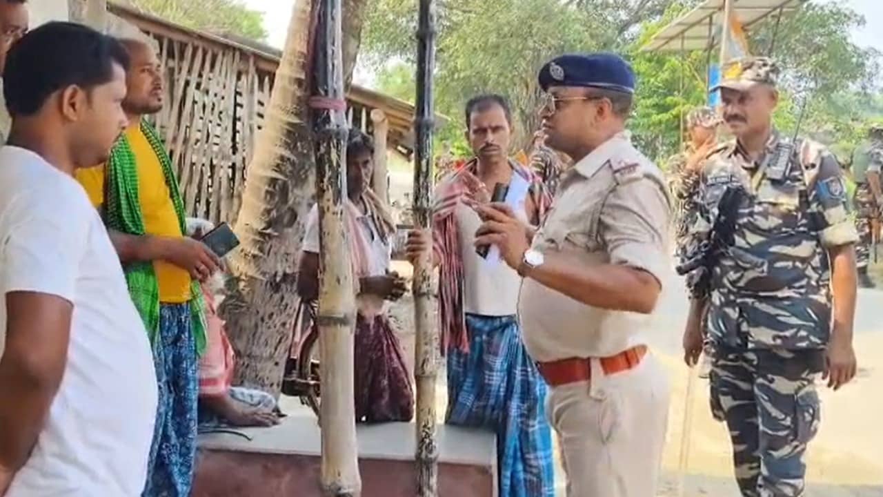 Elections in Bengal: হাতে আর ১০টা দিন! সকাল থেকেই কেন্দ্রীয় বাহিনীর বুটের আওয়াজ কালীগঞ্জে