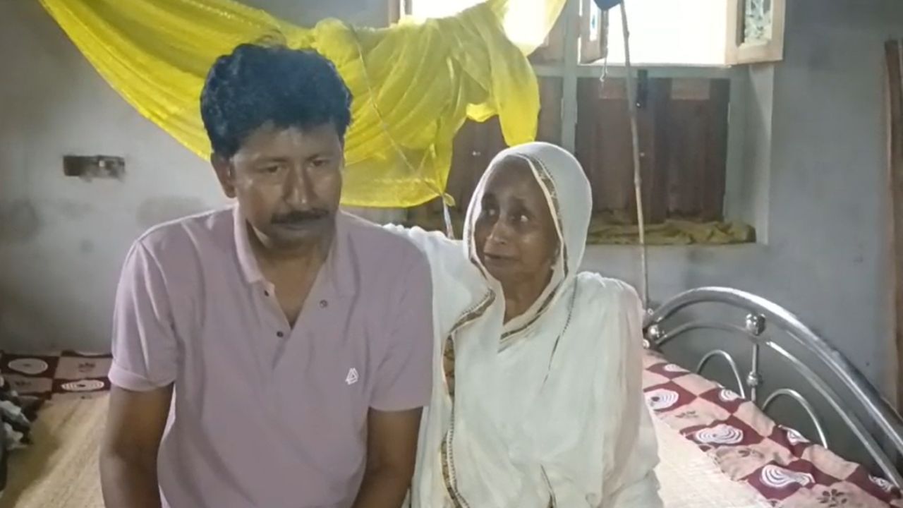 Kalna: ভারতীয়কে বাংলাদেশে পাঠানোর অভিযোগ, ভুল বুঝতে পেরে মন্তেশ্বরে ফেরাল BSF Kalna: ভারতীয়কে বাংলাদেশে পাঠানোর অভিযোগ, ভুল বুঝতে পেরে মন্তেশ্বরে ফেরাল BSF
