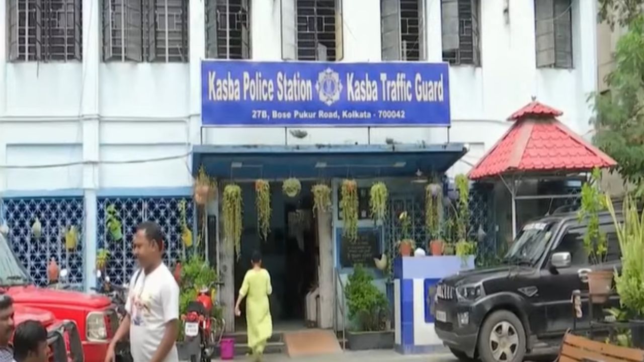 Kasba Case: 'ওয়াশরুমের বাইরে প্রথম চেষ্টা, তখনই প্যানিক অ্যাটাক...', সন্ধ্যা সাড়ে ৭টার পর ঠিক কী কী হয়েছিল, অভিযোগকারিনীর বক্তব্য শিউরে ওঠার মতো Kasba Case: 'ওয়াশরুমের বাইরে প্রথম চেষ্টা, তখনই প্যানিক অ্যাটাক...', সন্ধ্যা সাড়ে ৭টার পর ঠিক কী কী হয়েছিল, অভিযোগকারিনীর বক্তব্য শিউরে ওঠার মতো