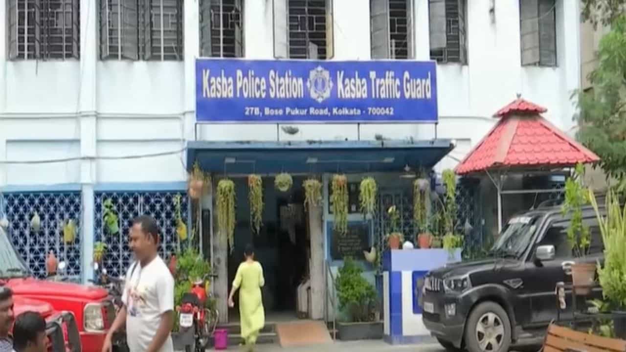 Kasbe Case: কসবার ল’ কলেজে গণধর্ষণের ঘটনায় ৫৮ দিনের মাথায় ৬৫০ পাতার চার্জশিট দিল পুলিশ Kasbe Case: কসবার ল’ কলেজে গণধর্ষণের ঘটনায় ৫৮ দিনের মাথায় ৬৫০ পাতার চার্জশিট দিল পুলিশ