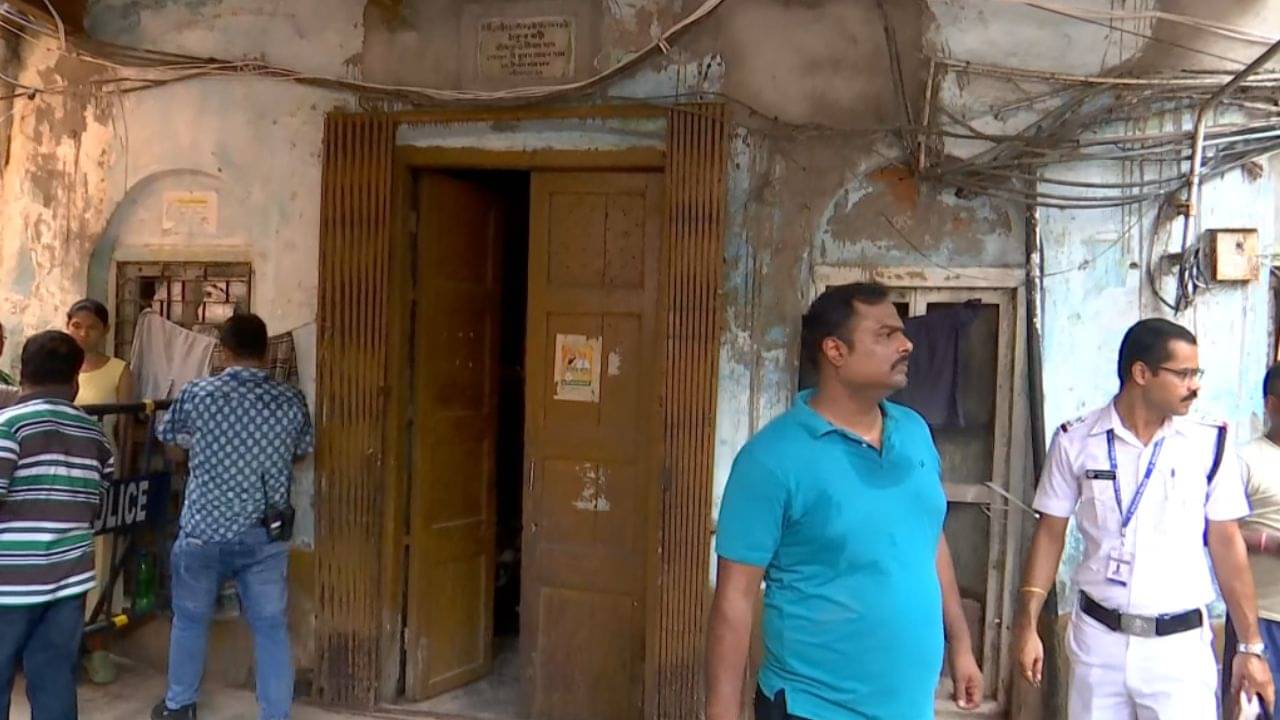 Kolkata: বৌ বাজারে বড় দুর্ঘটনা, শ্রমিকের ঘাড়ে ভেঙে পড়ল বাড়ির ছাদ