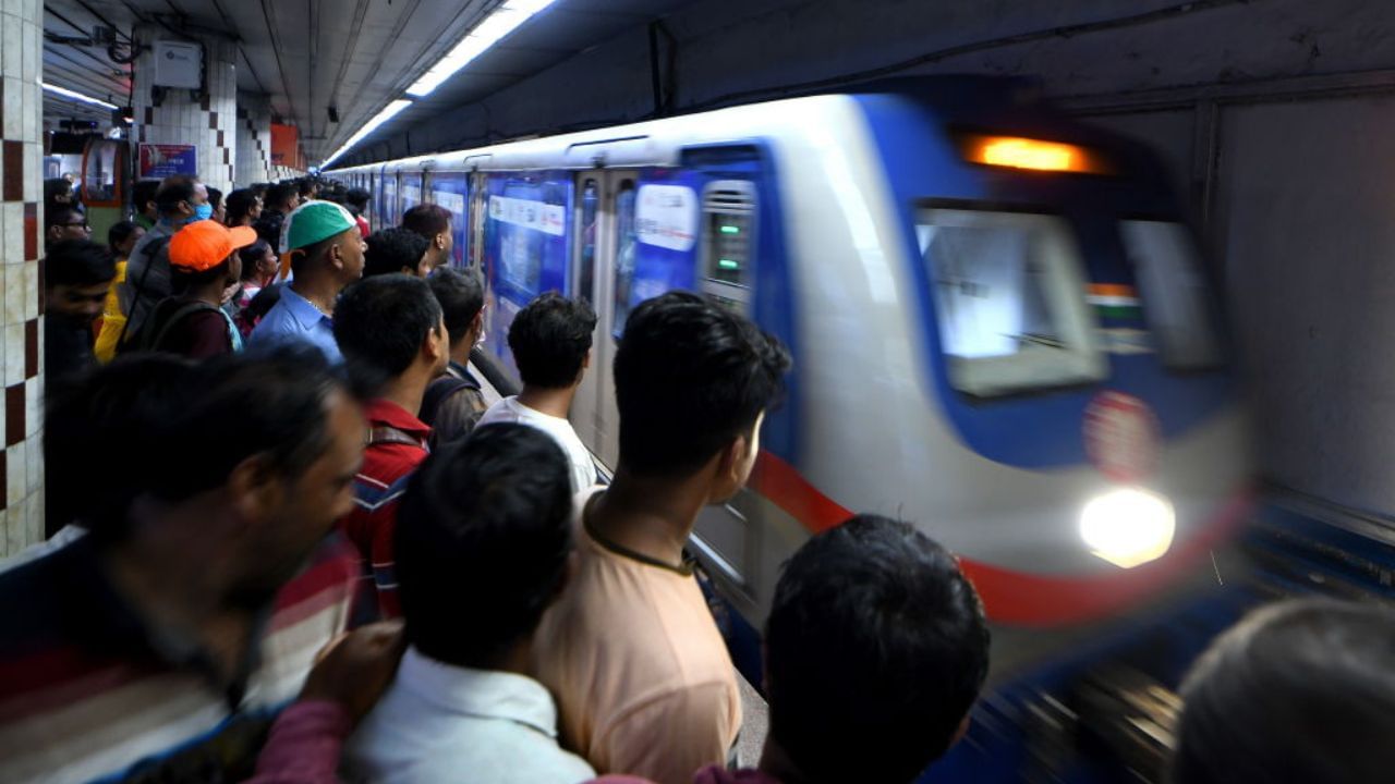 Metro Problem: এক এক স্টেশনে ১৫ থেকে ২০ মিনিট অবধি দাঁড়িয়ে যাচ্ছে! ফের মেট্রোয় ভয়ঙ্কর ভোগান্তি Metro Problem: এক এক স্টেশনে ১৫ থেকে ২০ মিনিট অবধি দাঁড়িয়ে যাচ্ছে! ফের মেট্রোয় ভয়ঙ্কর ভোগান্তি