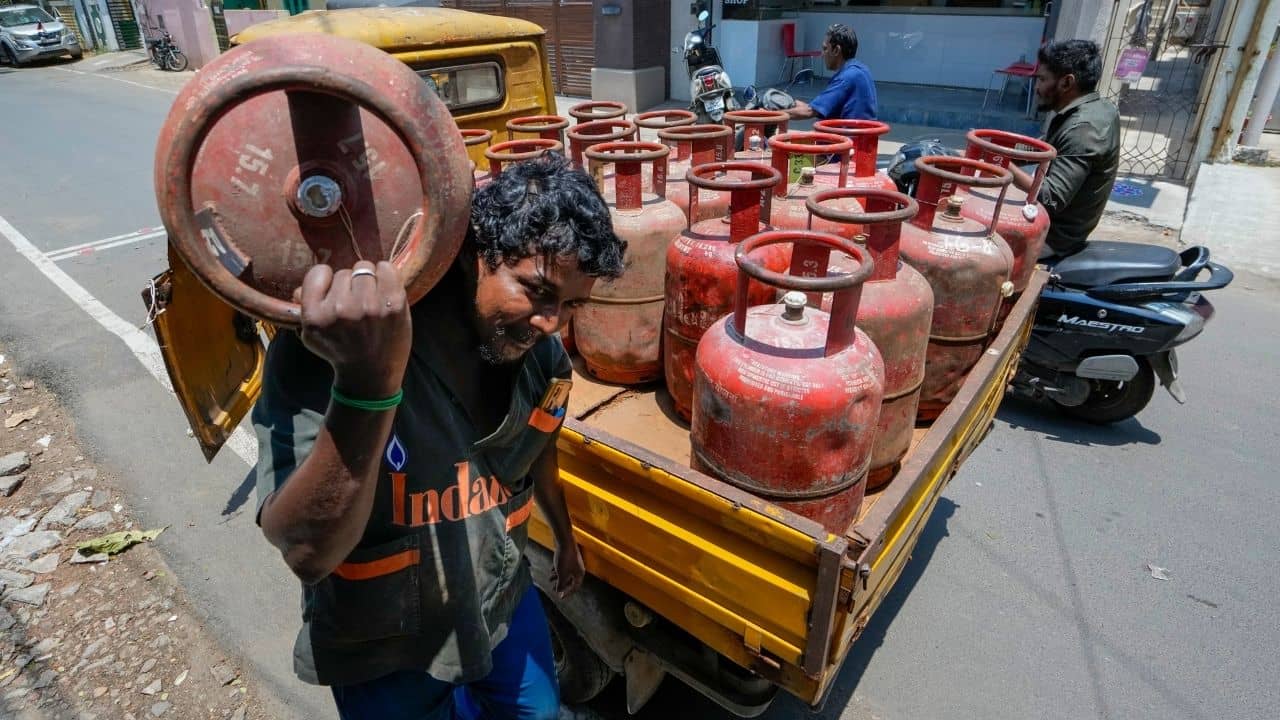 LPG Cylinder: মাত্র ১৫ দিনের গ্যাস মজুদ আছে আর! হেঁশেলে রান্না হবে কী করে?