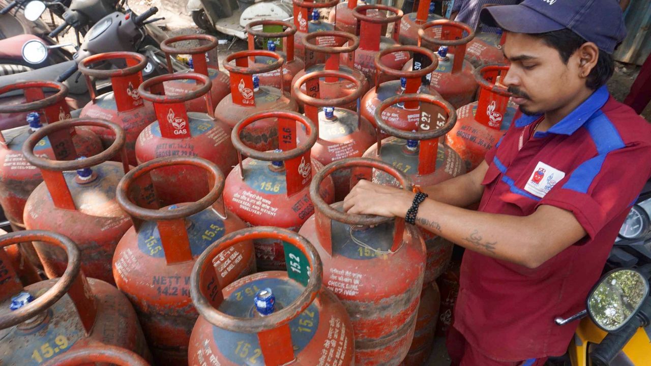 LPG Price Slashed: মাসের ১ তারিখেই দাম কমে গেল রান্নার গ্যাসের, কত দাম পড়বে LPG সিলিন্ডারের? LPG Price Slashed: মাসের ১ তারিখেই দাম কমে গেল রান্নার গ্যাসের, কত দাম পড়বে LPG সিলিন্ডারের?
