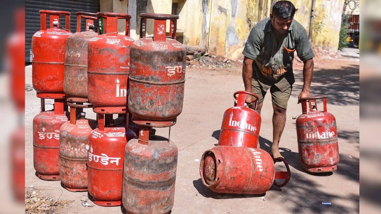 Price Hike: পরিস্থিতির চাপে শূন্য হতে পারে LPG ভাণ্ডার, বাড়বে দাম? তবে চিন্তা নেই পেট্রোল, ডিজেল নিয়ে!