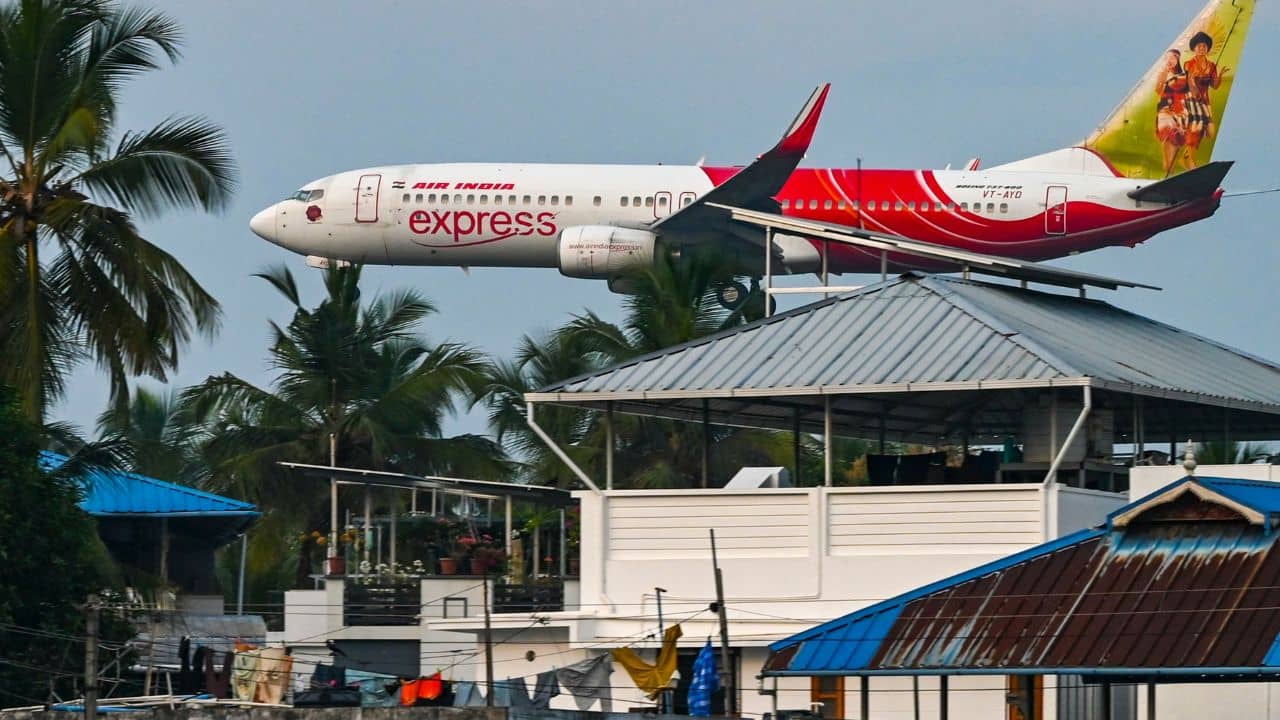 Kolkata Airport: বিমানে বসে ১৫০ যাত্রী, কলকাতা থেকে উড়তেই পারল না এয়ার ইন্ডিয়ার IX-1511