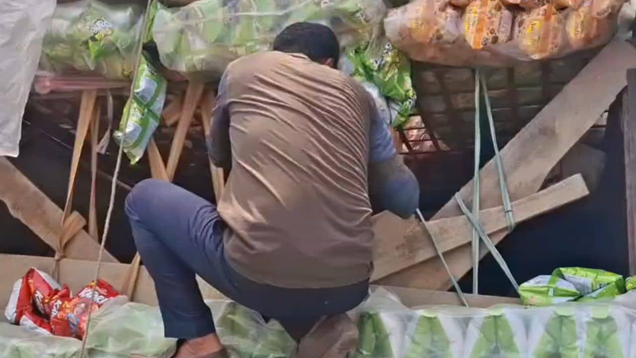 North Dinajpur: গুচ্ছ গুচ্ছ চিপসের প্যাকেটের ভিতর হঠাৎ শোনা গেল গোঙানির শব্দ, এমন দৃশ্য পুলিশও দেখেনি কখনও!