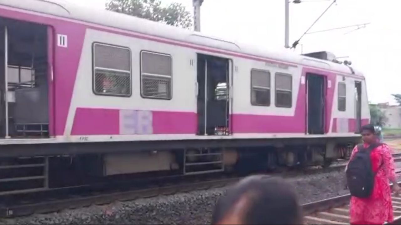 Local Train: হঠাৎ পোড়া গন্ধ, আপ শিয়ালদহ লোকাল ট্রেনের নীচ থেকে বেরল ধোঁয়া Local Train: হঠাৎ পোড়া গন্ধ, আপ শিয়ালদহ লোকাল ট্রেনের নীচ থেকে বেরল ধোঁয়া