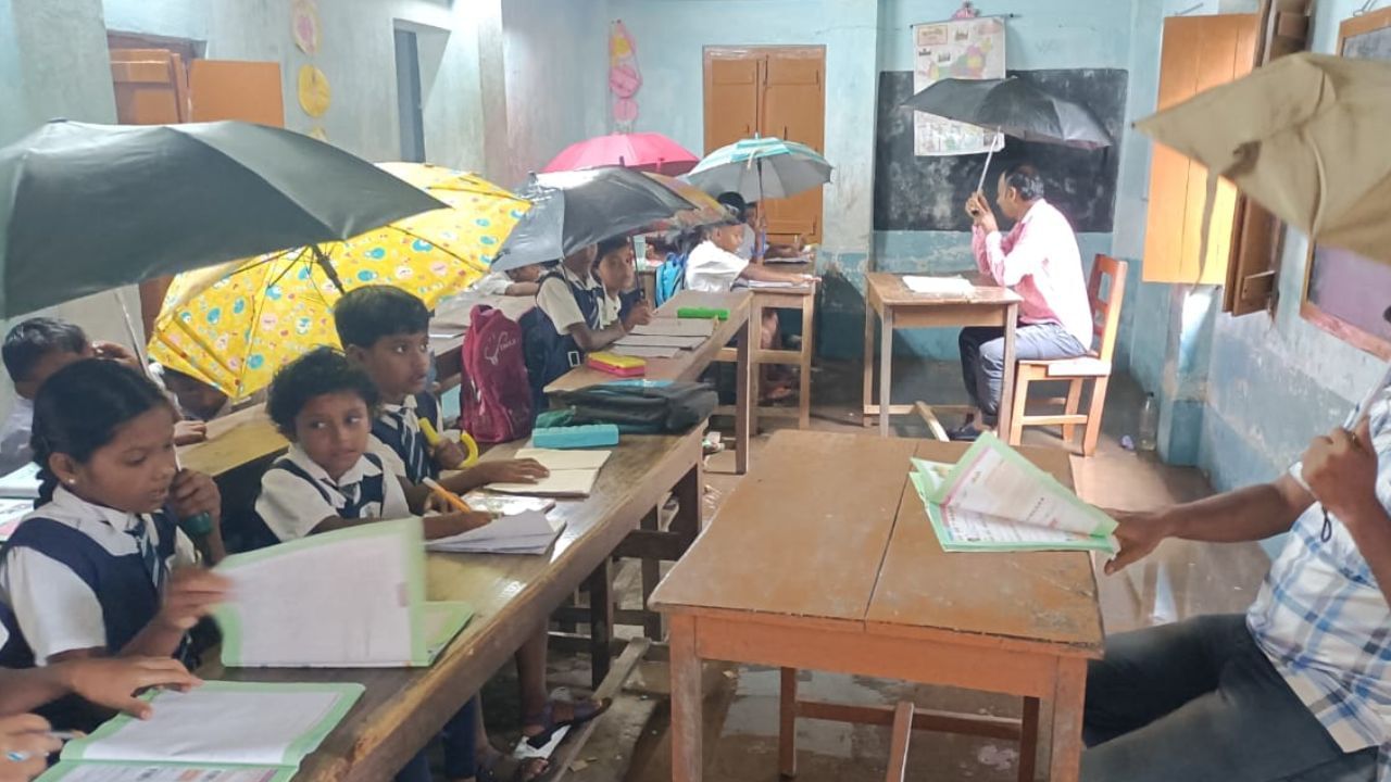 Hooghly School: টুপটাপ জল পড়ছে, ভেসে যাচ্ছে ক্লাসরুম, ছাতা মাথায় বসে পড়ুয়া থেকে স্যর Hooghly School: টুপটাপ জল পড়ছে, ভেসে যাচ্ছে ক্লাসরুম, ছাতা মাথায় বসে পড়ুয়া থেকে স্যর