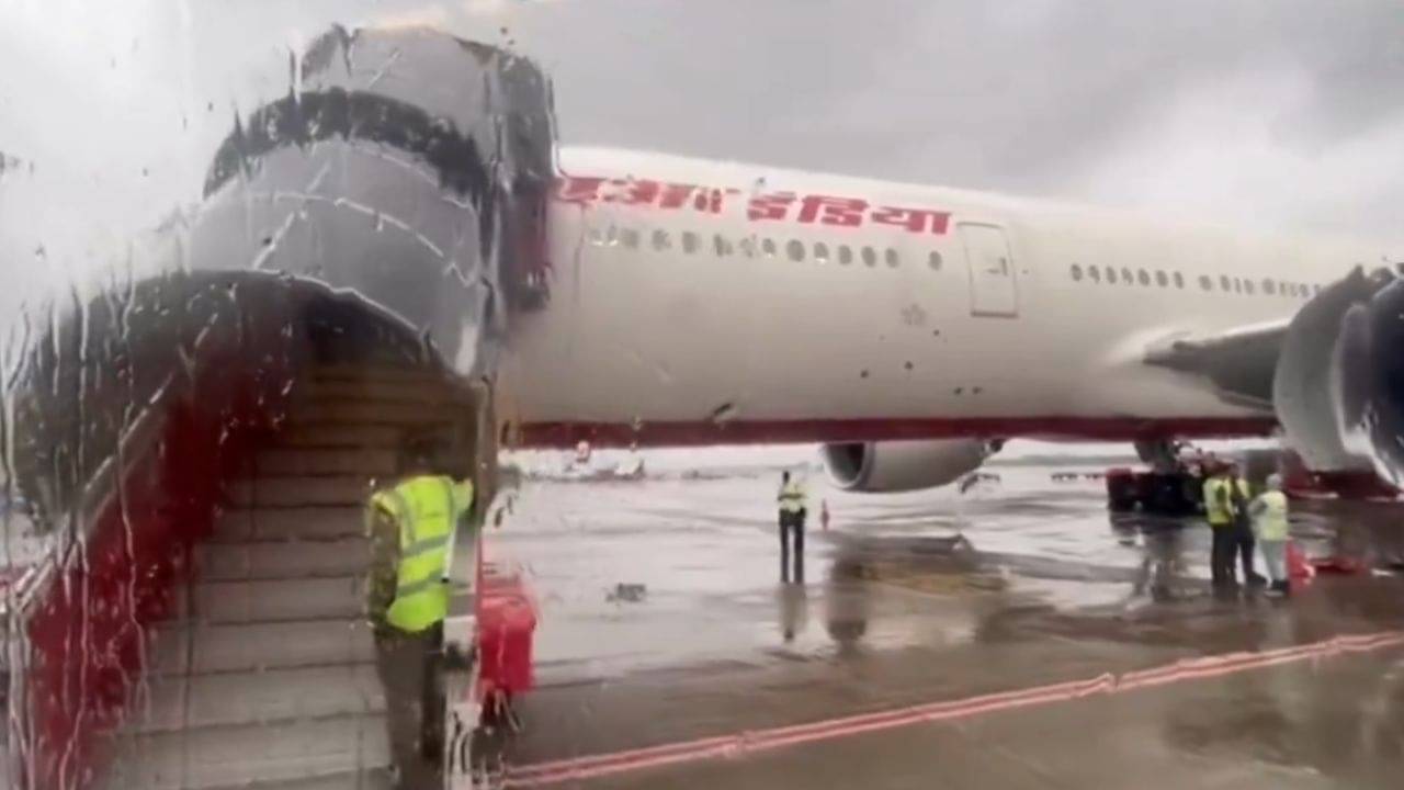 Kolkata Airport: কাজ করছে না ইঞ্জিন! ২৪২ জন যাত্রীকে নিয়ে মধ্যরাতে কলকাতায় নামল এয়ার ইন্ডিয়ার বিমান