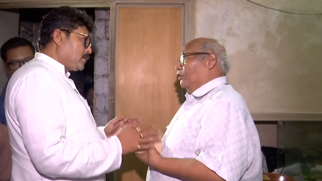 Bhabanipur: পিছিয়ে থাকা ওয়ার্ডেই প্রথম গেল জগন্নাথের প্রসাদ, গুজরাটি ভাষায় সব বোঝালেন কাউন্সিলর Bhabanipur: পিছিয়ে থাকা ওয়ার্ডেই প্রথম গেল জগন্নাথের প্রসাদ, গুজরাটি ভাষায় সব বোঝালেন কাউন্সিলর