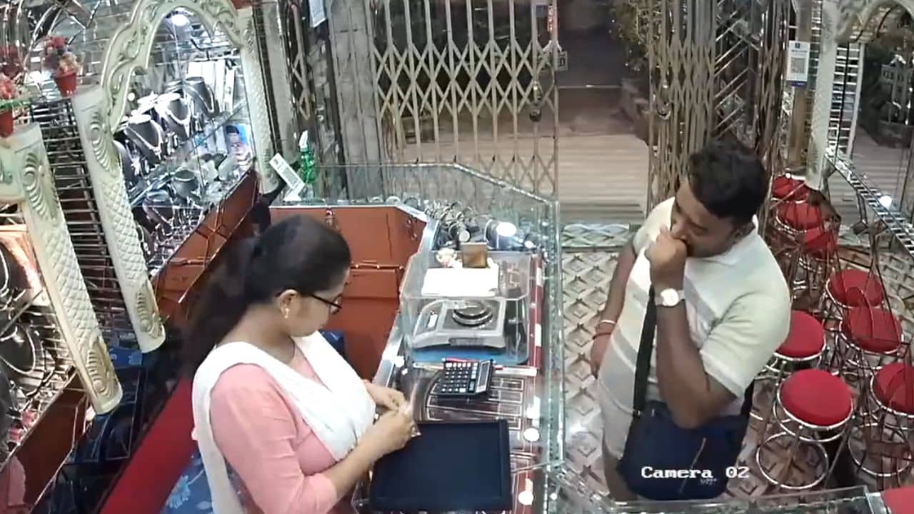 Hooghly: গল্প করতে করতেই কাজ সেরে গায়েব! CCTV ফুটেজ দেখলে চমকে যাবেন