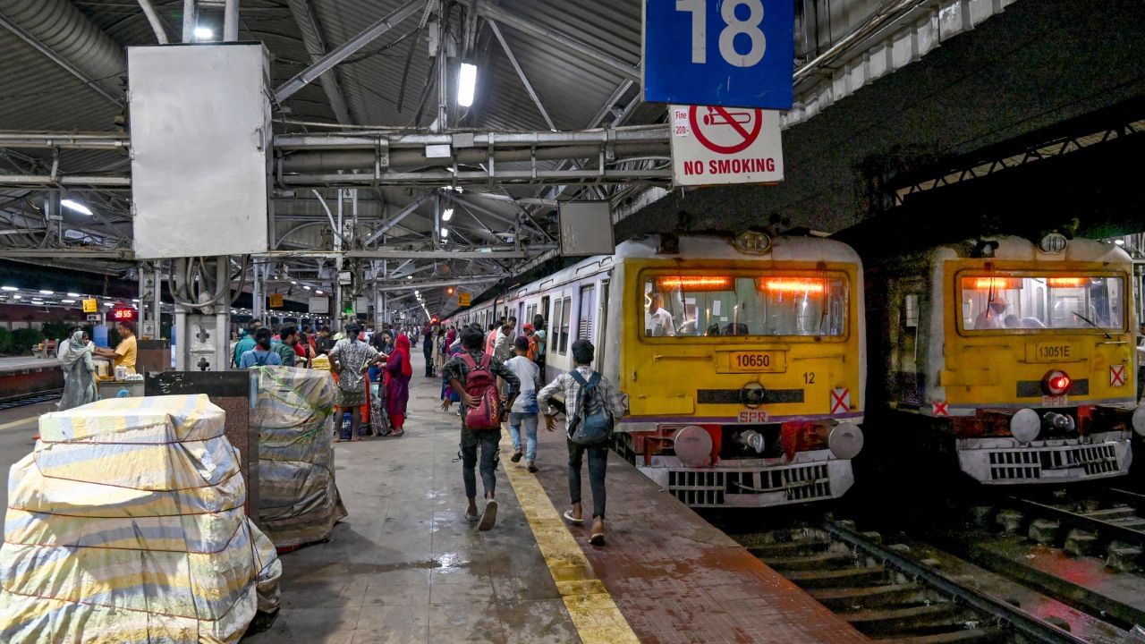 Sealdah Train Cancelled: শিয়ালদহ লাইনে একাধিক ট্রেন বাতিল, তালিকা প্রকাশ করল রেল, পুরীর ট্রেনের সময় বদল Sealdah Train Cancelled: শিয়ালদহ লাইনে একাধিক ট্রেন বাতিল, তালিকা প্রকাশ করল রেল, পুরীর ট্রেনের সময় বদল
