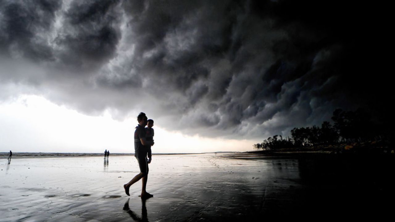 Weather Update: অবশেষে ঘুম ভাঙল বর্ষার, কবে থেকে বৃষ্টি শুরু? বড় আপডেট দিল হাওয়া অফিস Weather Update: অবশেষে ঘুম ভাঙল বর্ষার, কবে থেকে বৃষ্টি শুরু? বড় আপডেট দিল হাওয়া অফিস