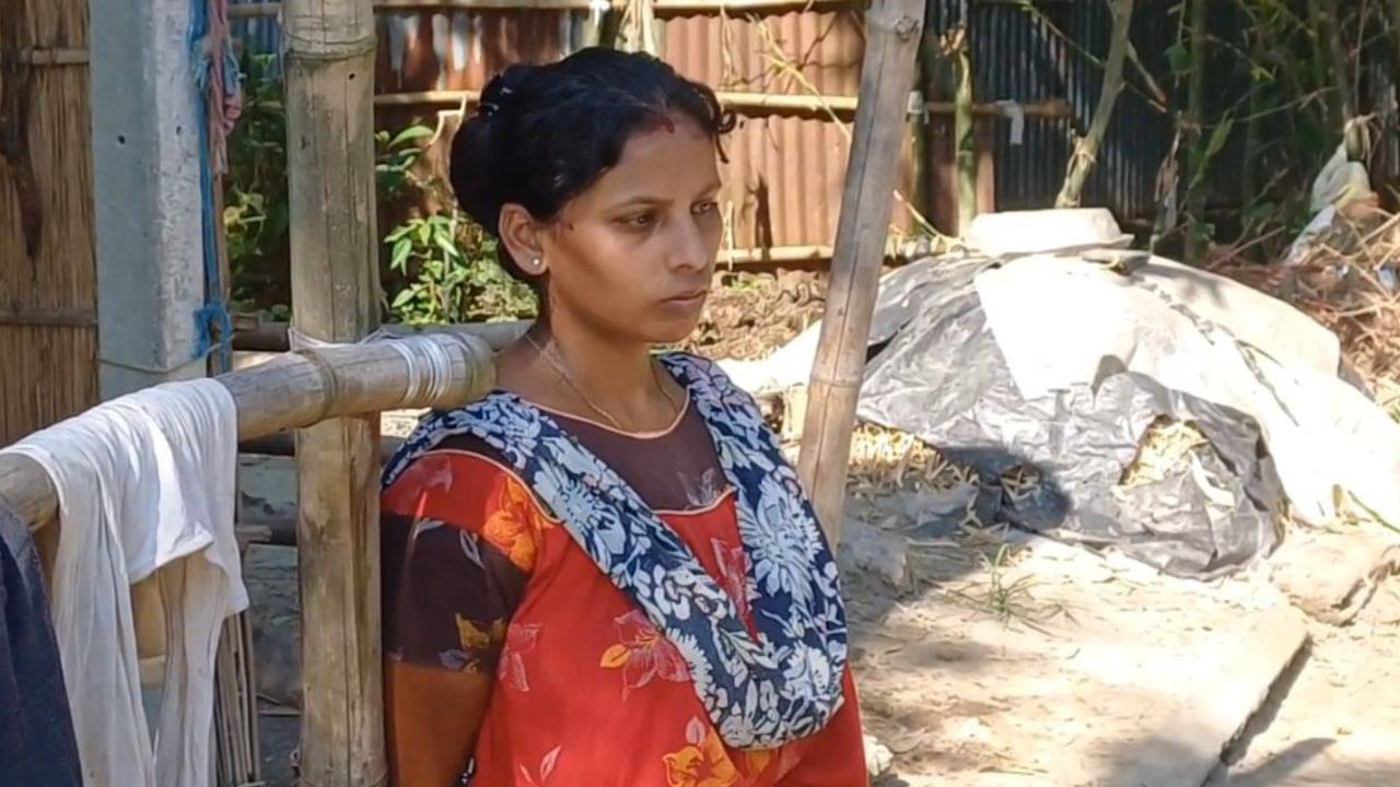 Jalpaiguri: দুধ নেই... কাঁদছে..., ফুলে-ফেঁপে ওঠা তিস্তায় সন্তানকে ভাসাতে গেলেন মা