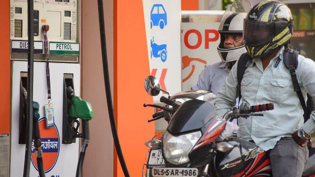 Oil Price: হু হু করে বাড়বে তেলের দাম! ট্রাম্পের এই একটা কথাই বড় প্রভাব ফেলছে