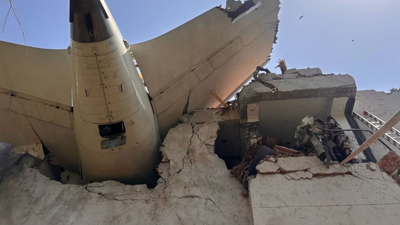 Air India Crash: কয়েক সেকেন্ডের মধ্যেই বন্ধ ইঞ্জিন, এয়ার ইন্ডিয়ার দুর্ঘটনা নিয়ে ১৫ পাতার রিপোর্টে যা উঠে এল... Air India Crash: কয়েক সেকেন্ডের মধ্যেই বন্ধ ইঞ্জিন, এয়ার ইন্ডিয়ার দুর্ঘটনা নিয়ে ১৫ পাতার রিপোর্টে যা উঠে এল...