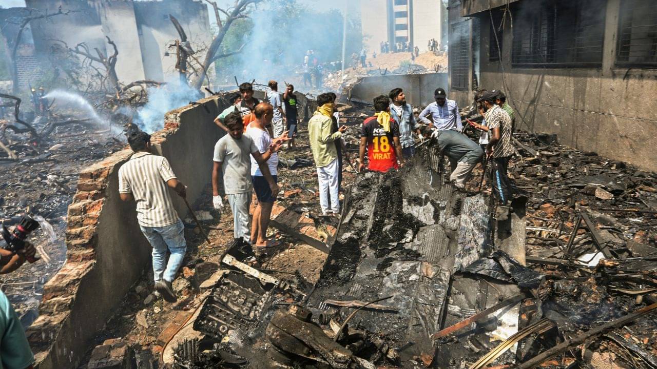 Air India Plane Crash: কারও হাত কেটে পড়ে আছে, কারও পা..., বিমান থেকে সোজা নিয়ে যাওয়া হয় লাশকাটা ঘরে, আহমেদাবাদ থেকে জানালেন বাঙালি চিকিৎসক পড়ুয়া