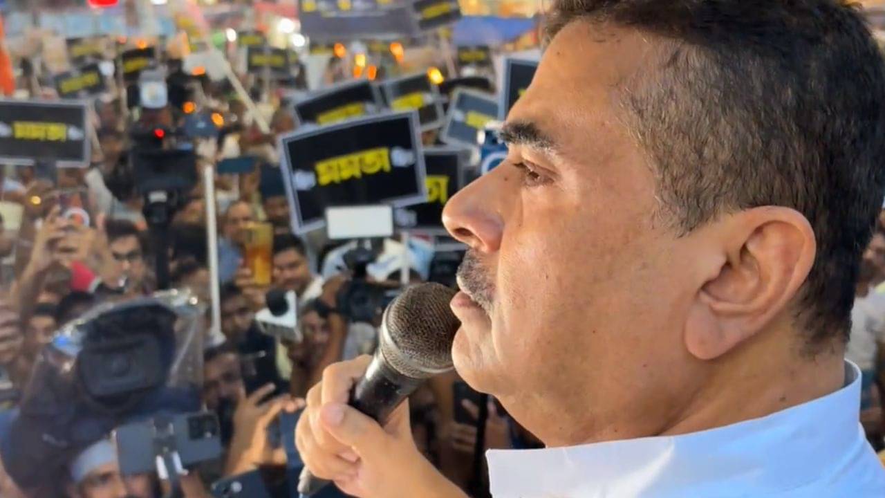 Suvendu Adhikari: কোথায় লুকিয়ে দিলেন ছাত্রীকে?, মশাল মিছিল থেকে পুলিশকে প্রশ্ন শুভেন্দুর, ফের নবান্ন অভিযানের হুঁশিয়ারি