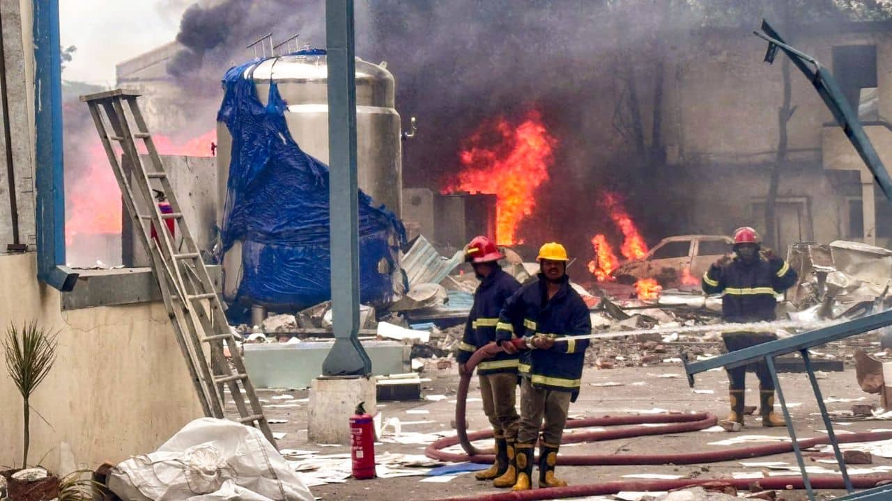 Blast: রিঅ্যাকটরে হঠাৎ আগুন, ভয়াবহ শব্দ, বেরচ্ছে একের পর এক লাশ