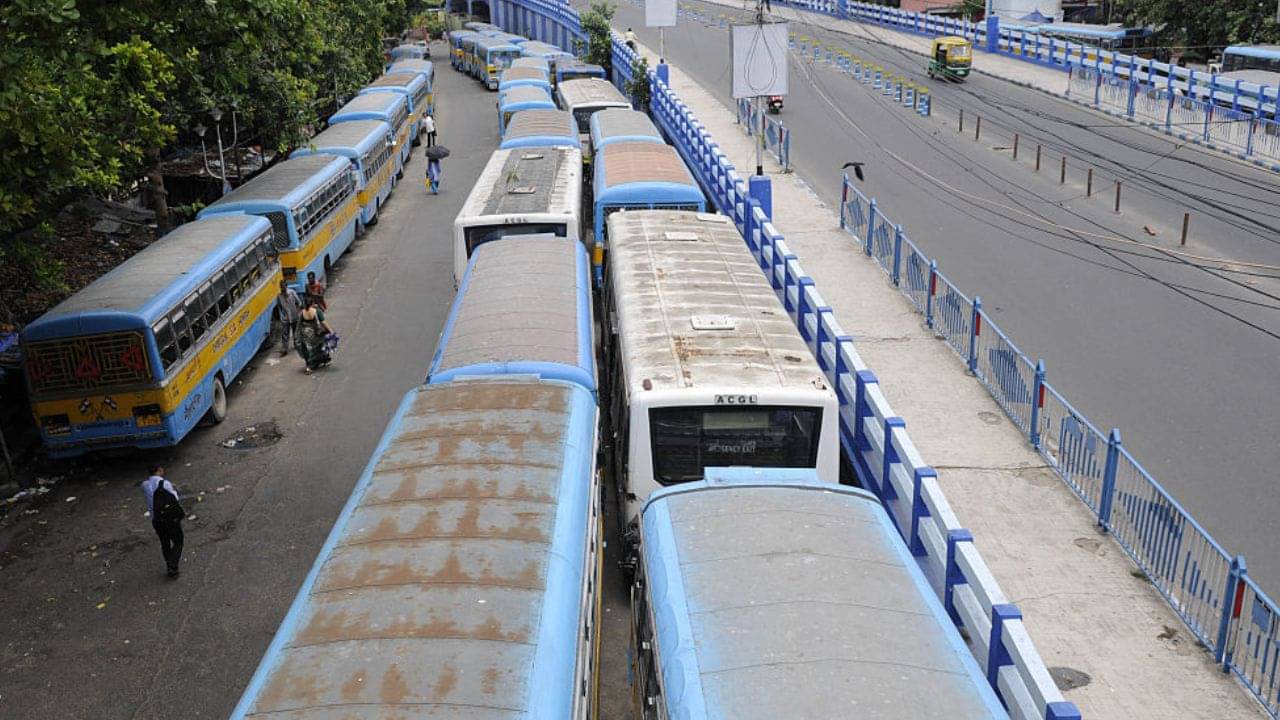 Bus Strike: রাস্তায় নামবে না ৪৫০ বাস, অনির্দিষ্টকালের জন্য ধর্মঘটে বিপাকে পড়বেন হাজার হাজার যাত্রী