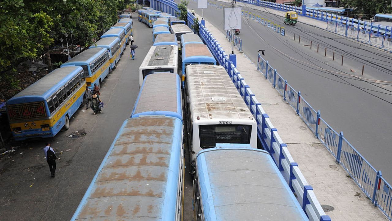 Bus Strike: রাস্তায় নামবে না ৪৫০ বাস, অনির্দিষ্টকালের জন্য ধর্মঘটে বিপাকে পড়বেন হাজার হাজার যাত্রী