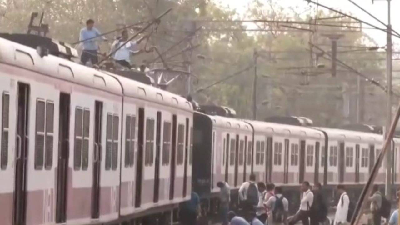 Train Derailed: বিমান ভেঙে পড়ার কয়েক ঘণ্টা পরই বড় বিপদ এড়াল রেল, লাইন থেকে ছিটকে গেল কোচ