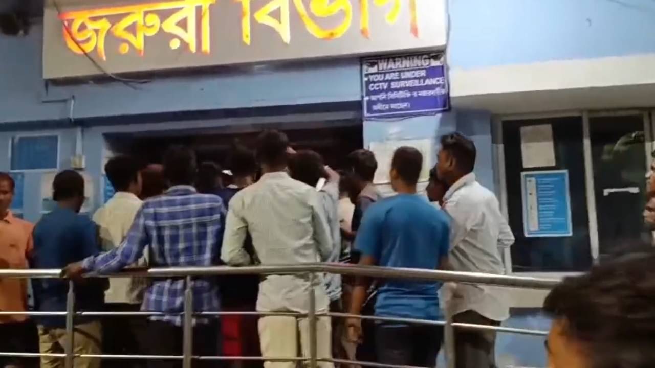 Malbazar: হাসপাতাল থেকে নিখোঁজ রোগীর দেহ উদ্ধার নদীতে, সুপারের গ্রেফতারের দাবিতে অবরোধ জাতীয় সড়কে