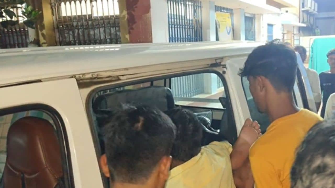 Malda: ভাইয়ের সঙ্গে পালিয়েছে স্ত্রী! ভরা রাস্তায় ঘটল রক্তারক্তিকাণ্ড