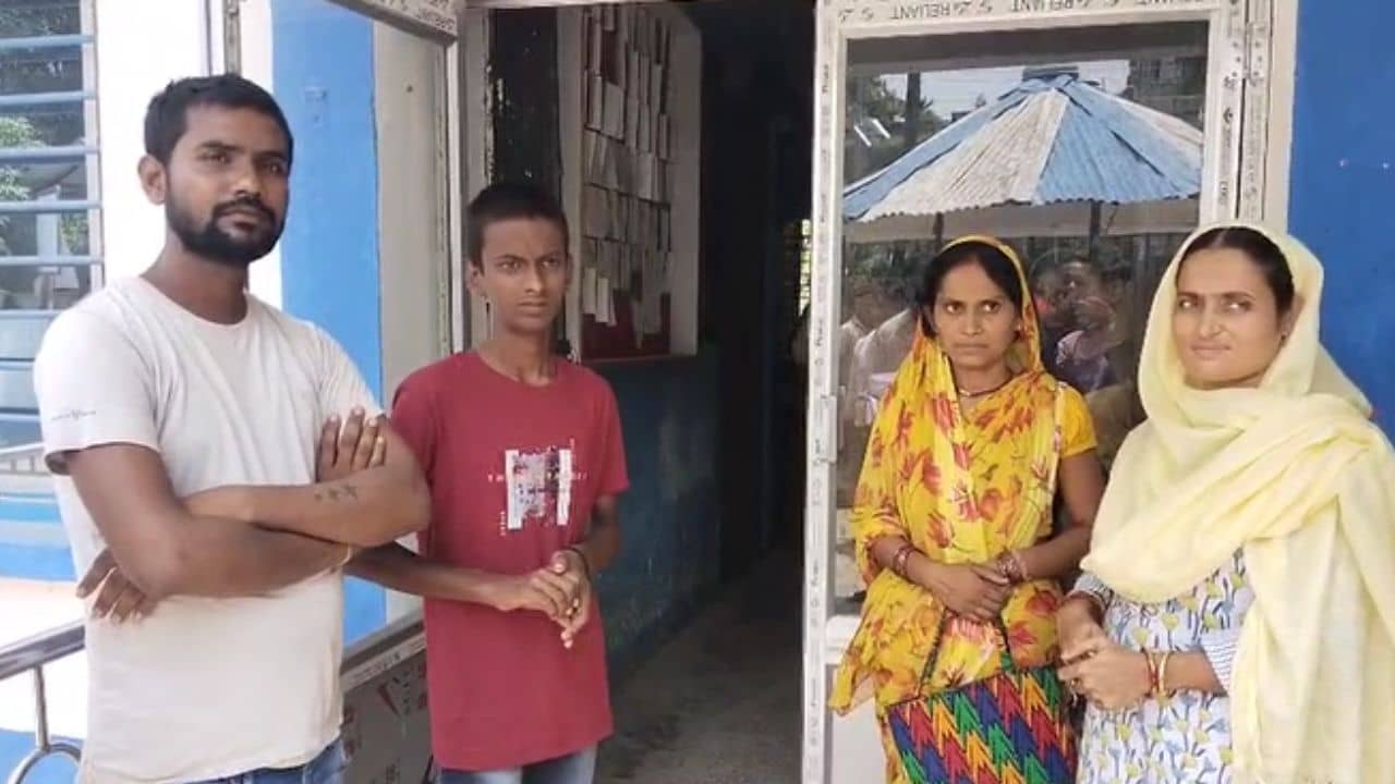 Malda: পতাকার ছবিটা একমনে আঁকছিল ছেলেটা... পুলিশের নজর পড়তেই ফাঁস হল তার পরিচয়