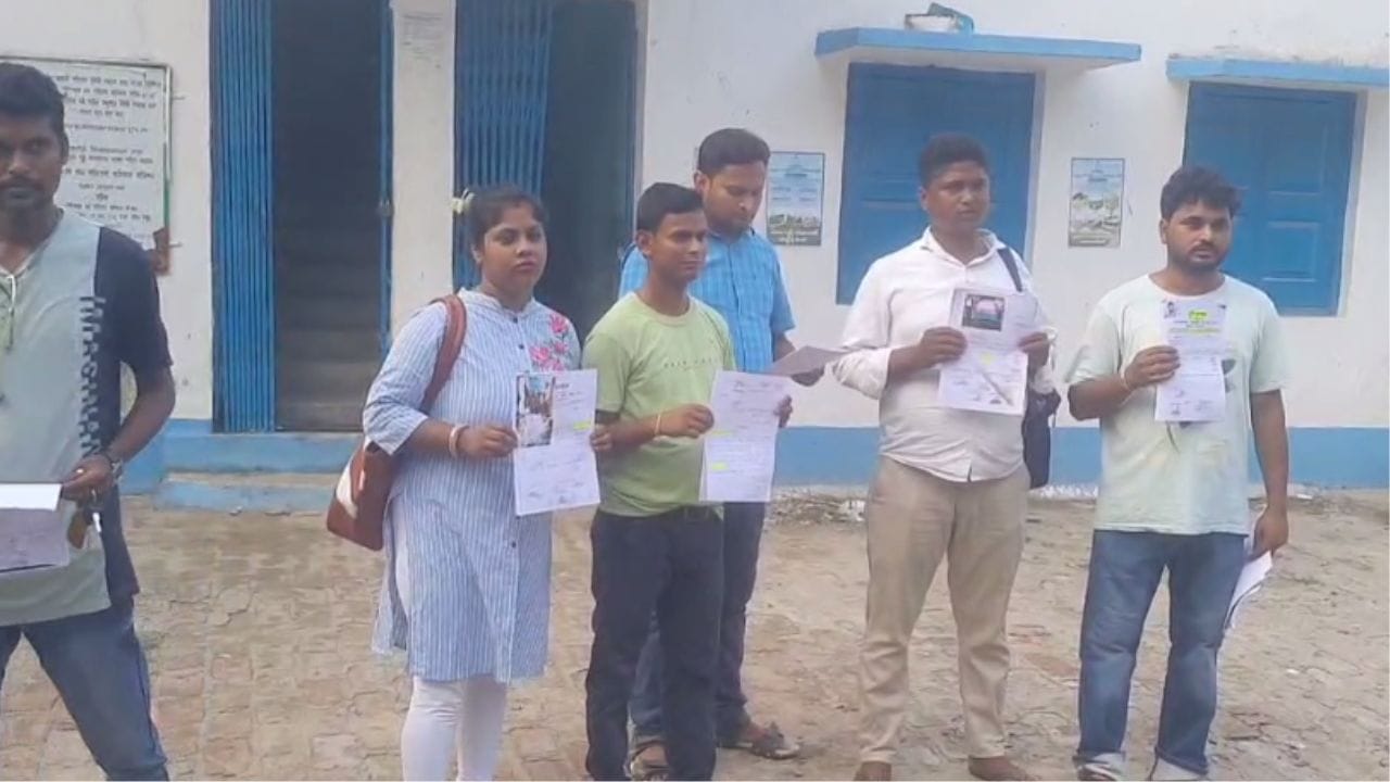 Malda: এবার ত্রিপল নয়, খিচুড়ির টাকা চুরির অভিযোগ,TMC-র বিরুদ্ধে মুখ খুলল TMC Malda: এবার ত্রিপল নয়, খিচুড়ির টাকা চুরির অভিযোগ,TMC-র বিরুদ্ধে মুখ খুলল TMC