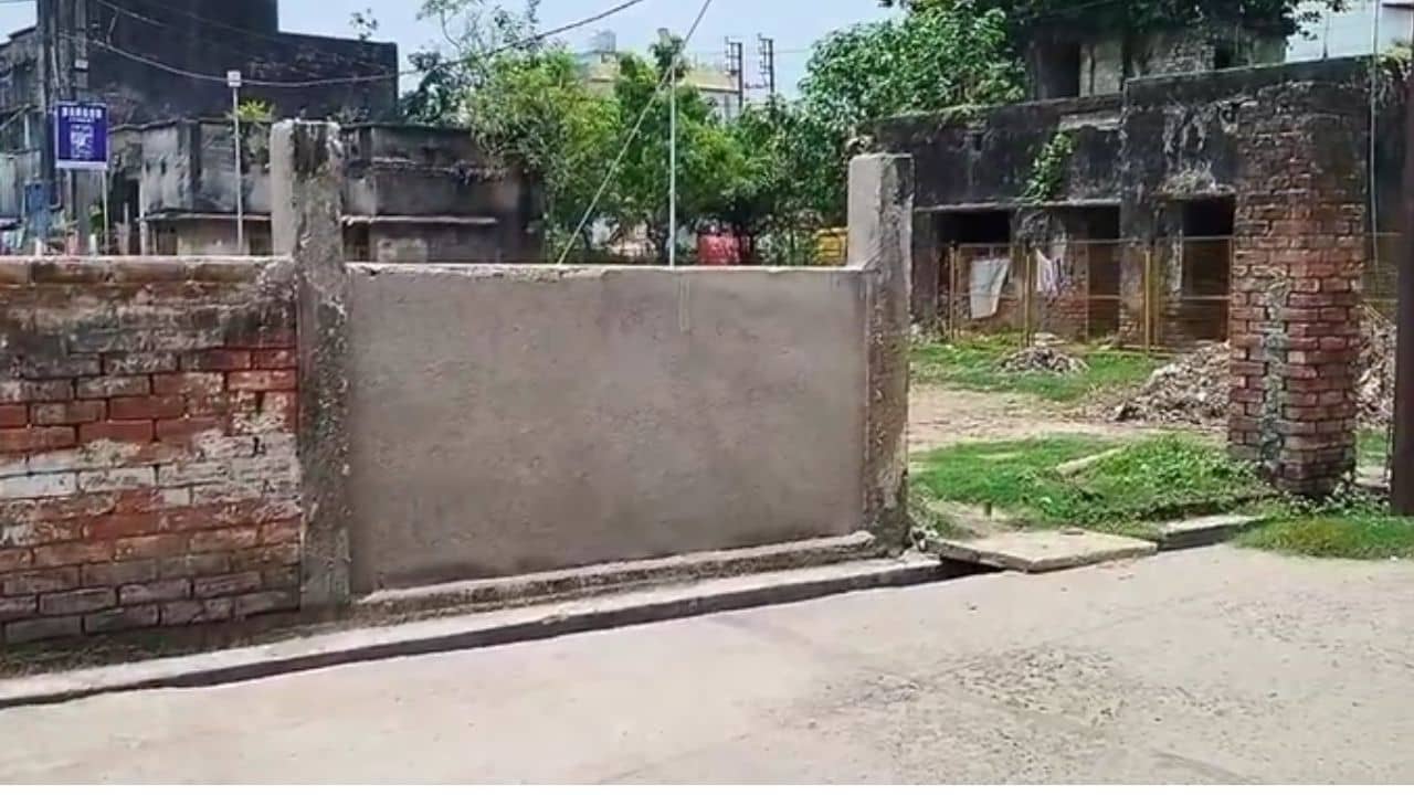 Malda: সরকারি B.Ed কলেজের মাঠ দখলের অভিযোগ, কাঠগড়ায় TMC কাউন্সিলর