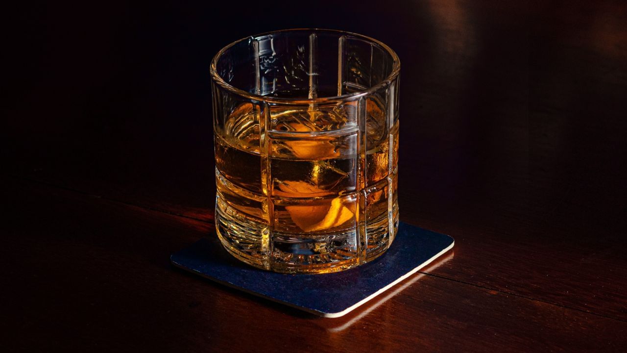 Whisky: ভারতে তৈরি হুইস্কিই বিশ্বের ভরসা! এই তথ্যগুলো চমকে দেওয়ার মতো... Whisky: ভারতে তৈরি হুইস্কিই বিশ্বের ভরসা! এই তথ্যগুলো চমকে দেওয়ার মতো...