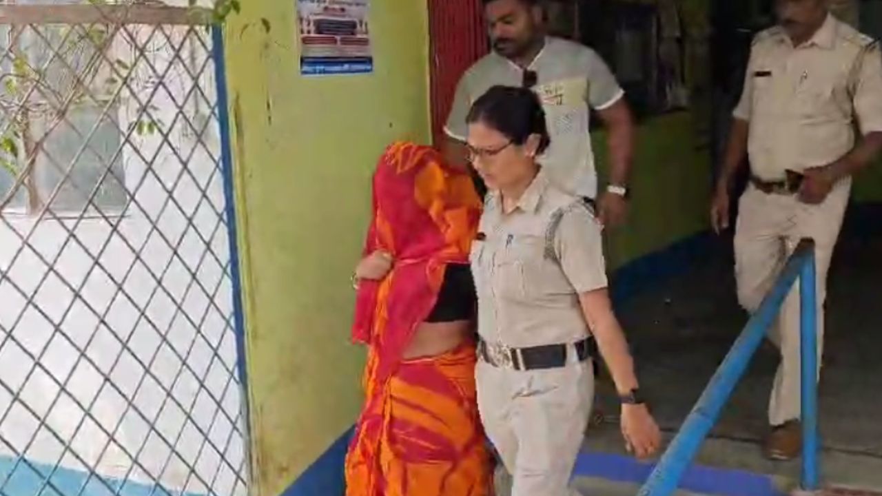 Murder Case: বন্ধুকে খুন করে পুঁতে দিয়েছিলেন স্বামী-স্ত্রী, অসম থেকে তুলে নিল পুলিশ Murder Case: বন্ধুকে খুন করে পুঁতে দিয়েছিলেন স্বামী-স্ত্রী, অসম থেকে তুলে নিল পুলিশ