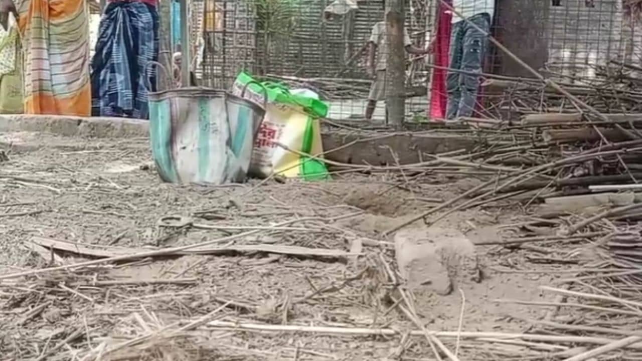 Murshidabad: পোলট্রি ফার্মের ভিতরে মুরগি নেই, কিন্তু যা বেরল তাতে চোখ কপালে ওঠার জোগাড়