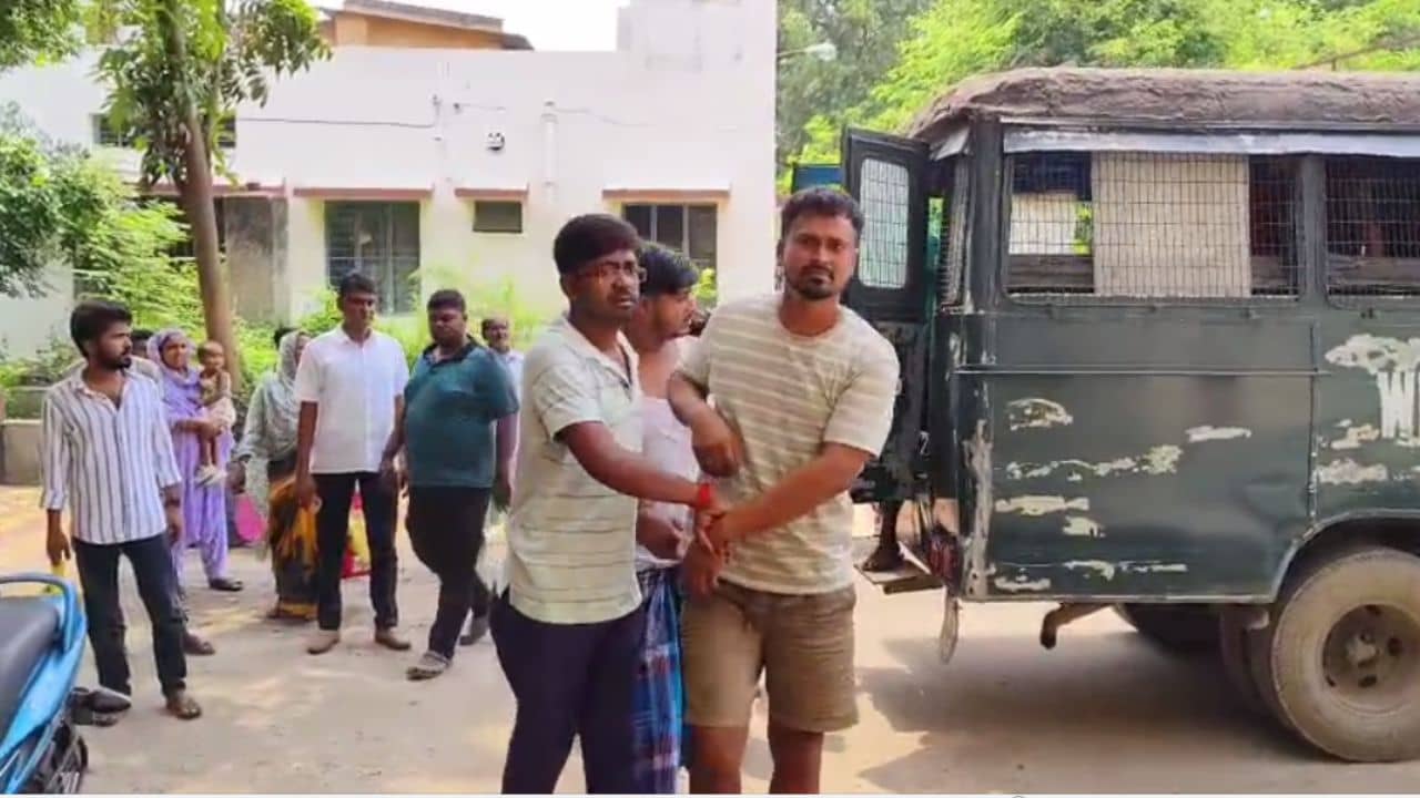 Murshidabad: চিকিৎসককে মারধর-হেনস্থা, গ্রেফতার ২ জন