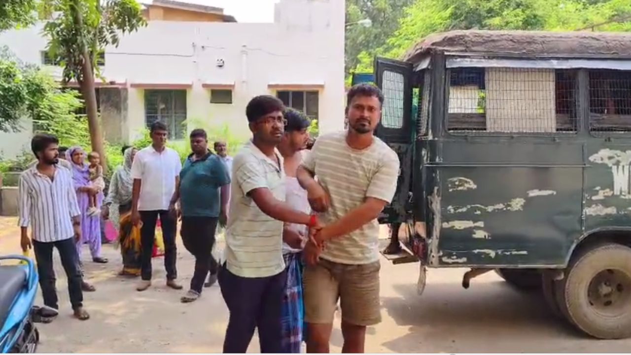 Murshidabad: চিকিৎসককে মারধর-হেনস্থা, গ্রেফতার ২ জন Murshidabad: চিকিৎসককে মারধর-হেনস্থা, গ্রেফতার ২ জন