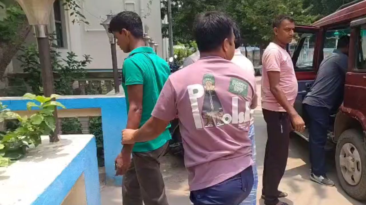 Murshidabad: রাস্তা দিয়ে হেঁটে যাচ্ছিলেন মহিলা, আচমকাই ২ জন পুরুষ এসে খুলে নিয়ে চলে গেল Murshidabad: রাস্তা দিয়ে হেঁটে যাচ্ছিলেন মহিলা, আচমকাই ২ জন পুরুষ এসে খুলে নিয়ে চলে গেল