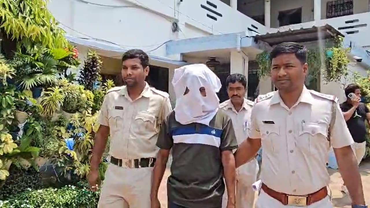 Murshidabad: মাঠ থেকে উদ্ধার ১৬ বছরের কিশোরীর নিথর দেহ, সামশেরগঞ্জে এক যুবককে ধরল পুলিশ