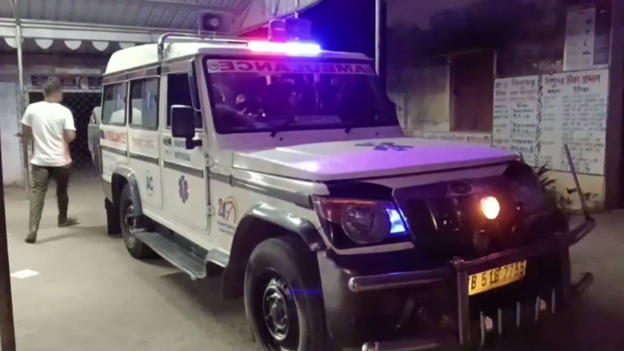 Nadia: চুরি করতে এসে বাধা, প্রাক্তন শিক্ষককে ছুরির আঘাত, পালাতে গিয়ে সেই রক্তেই পিছলে পড়ল চোর, পরের ঘটনা জানলে মাথায় হাত পড়বে