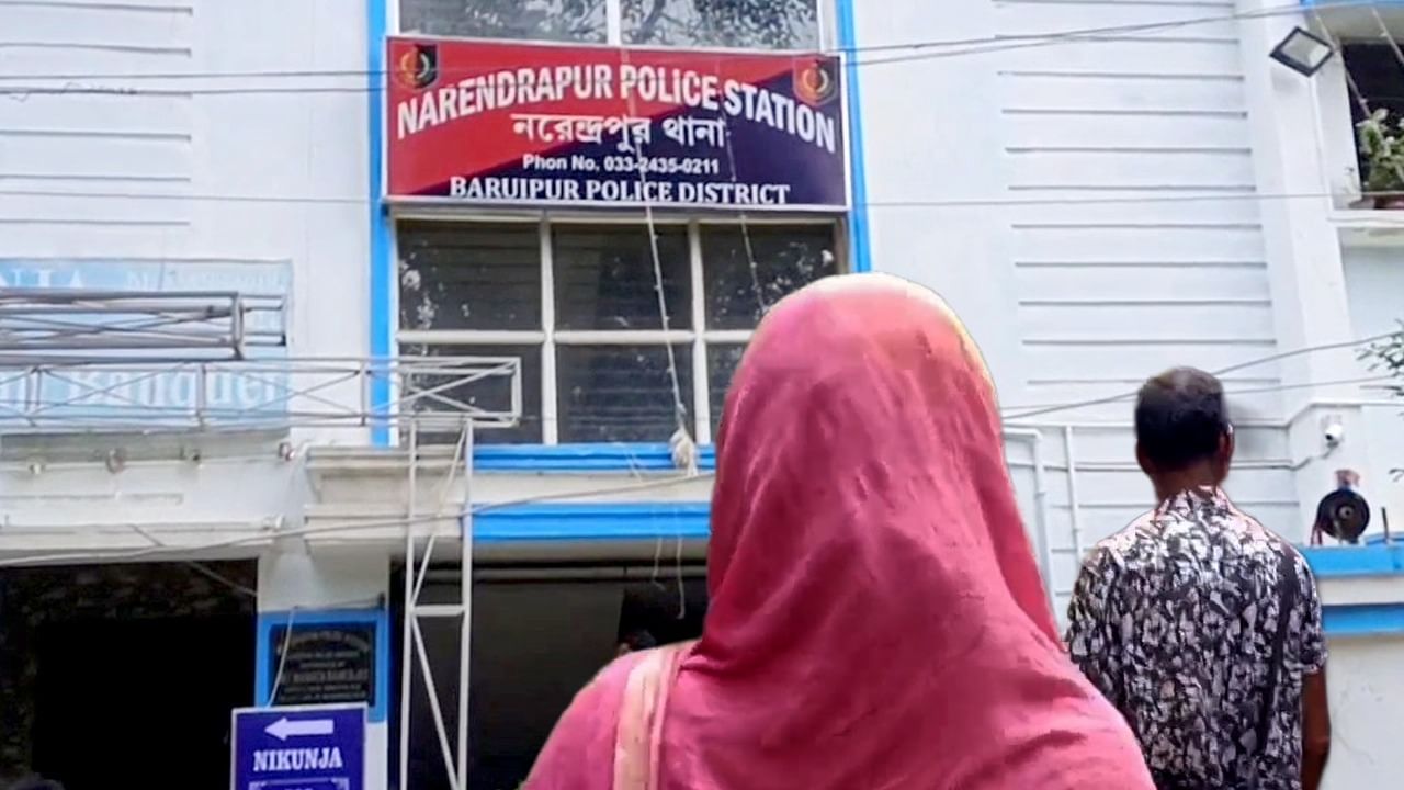 Garia: দোকানে বসে চায়ে চুমুক দিতেই সব শেষ! মাঝরাতে জ্ঞান ফিরলেও দেহ একটা সুতোও ছিল না, নার্সকে ধর্ষণের অভিযোগে চাঞ্চল্য গড়িয়ায় Garia: দোকানে বসে চায়ে চুমুক দিতেই সব শেষ! মাঝরাতে জ্ঞান ফিরলেও দেহ একটা সুতোও ছিল না, নার্সকে ধর্ষণের অভিযোগে চাঞ্চল্য গড়িয়ায়