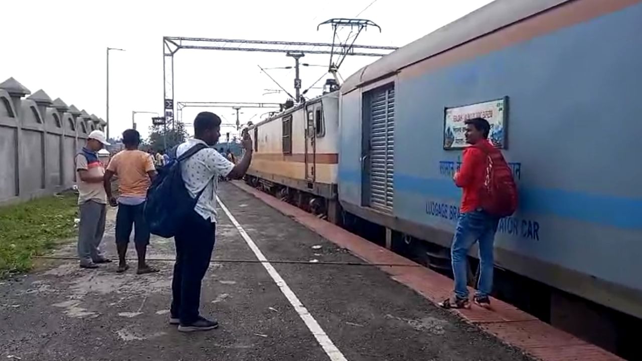 New Humsafar Express: যাত্রা শুরু শিয়ালদহ-জলপাইগুড়ি নতুন হামসফর এক্সপ্রেসের, মুখে হাসি পাহাড়প্রেমীদের, কখন ছাড়ছে, কবে ছাড়ছে জেনে নিন New Humsafar Express: যাত্রা শুরু শিয়ালদহ-জলপাইগুড়ি নতুন হামসফর এক্সপ্রেসের, মুখে হাসি পাহাড়প্রেমীদের, কখন ছাড়ছে, কবে ছাড়ছে জেনে নিন