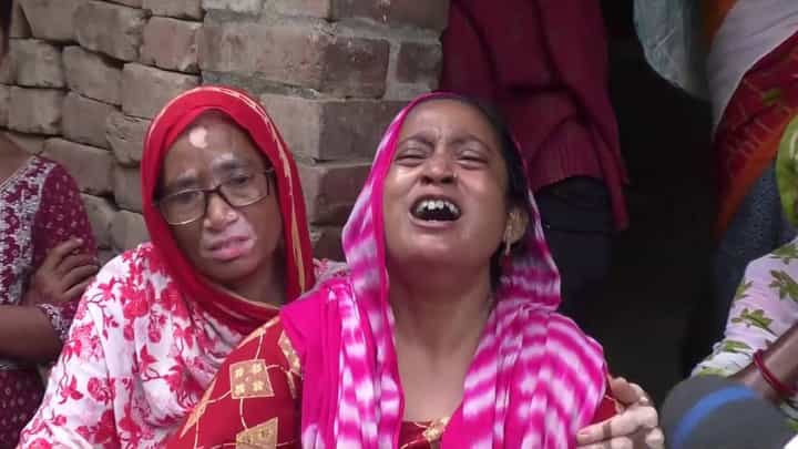 Kaliganj: কে মারল বোমা? কীভাবে মৃত্যু হল শিশুর? দেখুন Kaliganj: কে মারল বোমা? কীভাবে মৃত্যু হল শিশুর? দেখুন