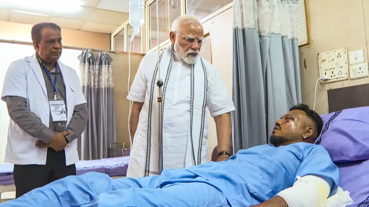 Modi Meets Survivors: গভীর ভাবে শোকাহত মোদী! মনের ভার সরিয়ে সাক্ষাৎ একমাত্র জীবিতের সঙ্গেও