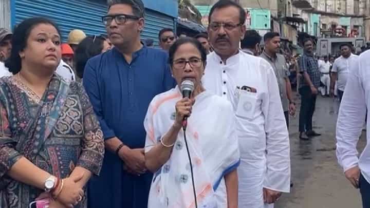 Mamata Banerjee: 'তুমি সব ঠিক করবে? কে ভাই তুমি?' মমতা বললেন 'নিঃস্ব' খিদিরপুরে দাঁড়িয়ে Mamata Banerjee: 'তুমি সব ঠিক করবে? কে ভাই তুমি?' মমতা বললেন 'নিঃস্ব' খিদিরপুরে দাঁড়িয়ে