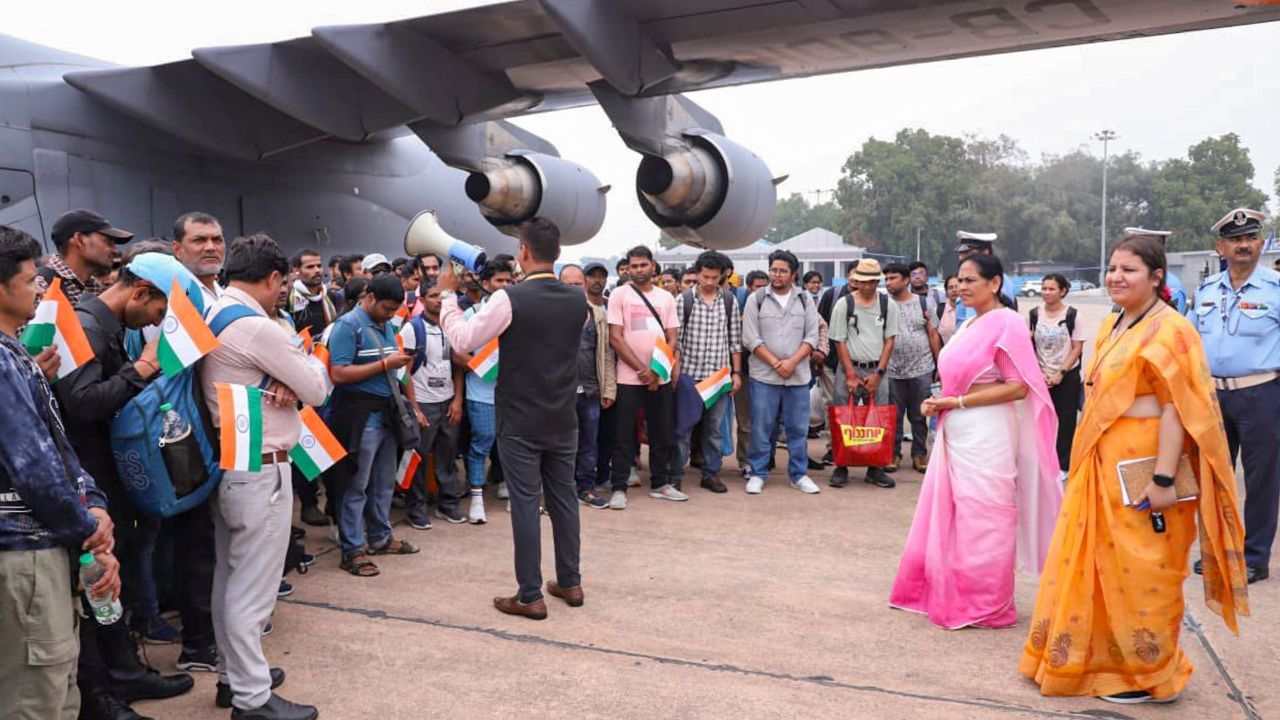 Operation Sindhu: দেশের নাগরিককে দেশে ফেরাতে জারি অপারেশন সিন্ধু! এখনও অবধি ফিরলেন কজন? Operation Sindhu: দেশের নাগরিককে দেশে ফেরাতে জারি অপারেশন সিন্ধু! এখনও অবধি ফিরলেন কজন?