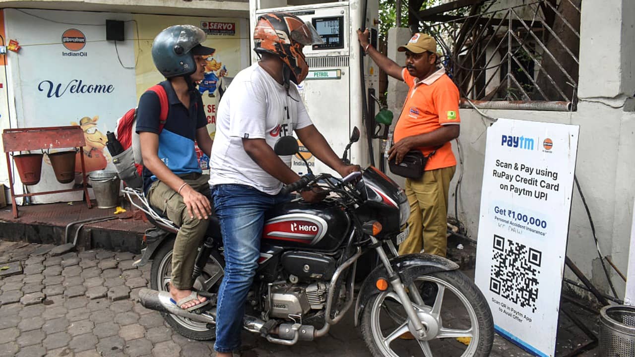 Oil Price Hike: রাত পোহালেই দাম বেড়ে যাবে তেলের?