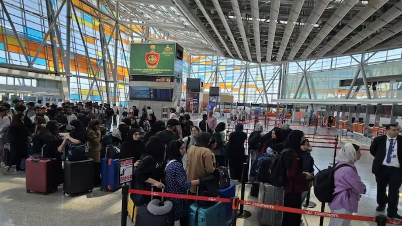 Operation Sindhu: ঘরের ছেলে ফিরল ঘরে, ইরান-ইজরায়েল সংঘাতের মাঝে 'অপারেশন সিন্ধু' শুরু ভারতের, উদ্ধার ১১০ পড়ুয়া Operation Sindhu: ঘরের ছেলে ফিরল ঘরে, ইরান-ইজরায়েল সংঘাতের মাঝে 'অপারেশন সিন্ধু' শুরু ভারতের, উদ্ধার ১১০ পড়ুয়া