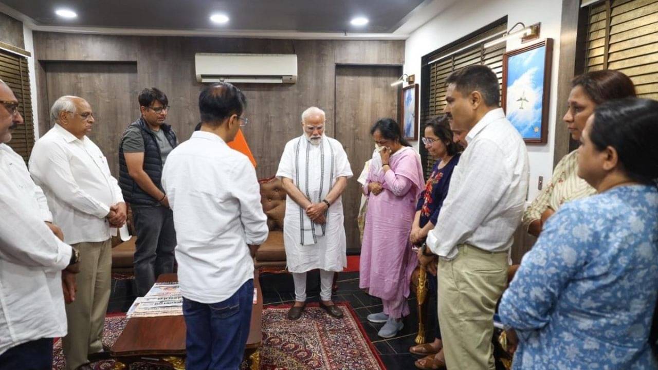 PM Modi: সরল ও পরিশ্রমী ছিলেন, বিজয় রূপাণীর পরিবারের সঙ্গে দেখা করে গুজরাটের প্রাক্তন মুখ্যমন্ত্রীর স্মৃতিতে ডুব দিলেন মোদী