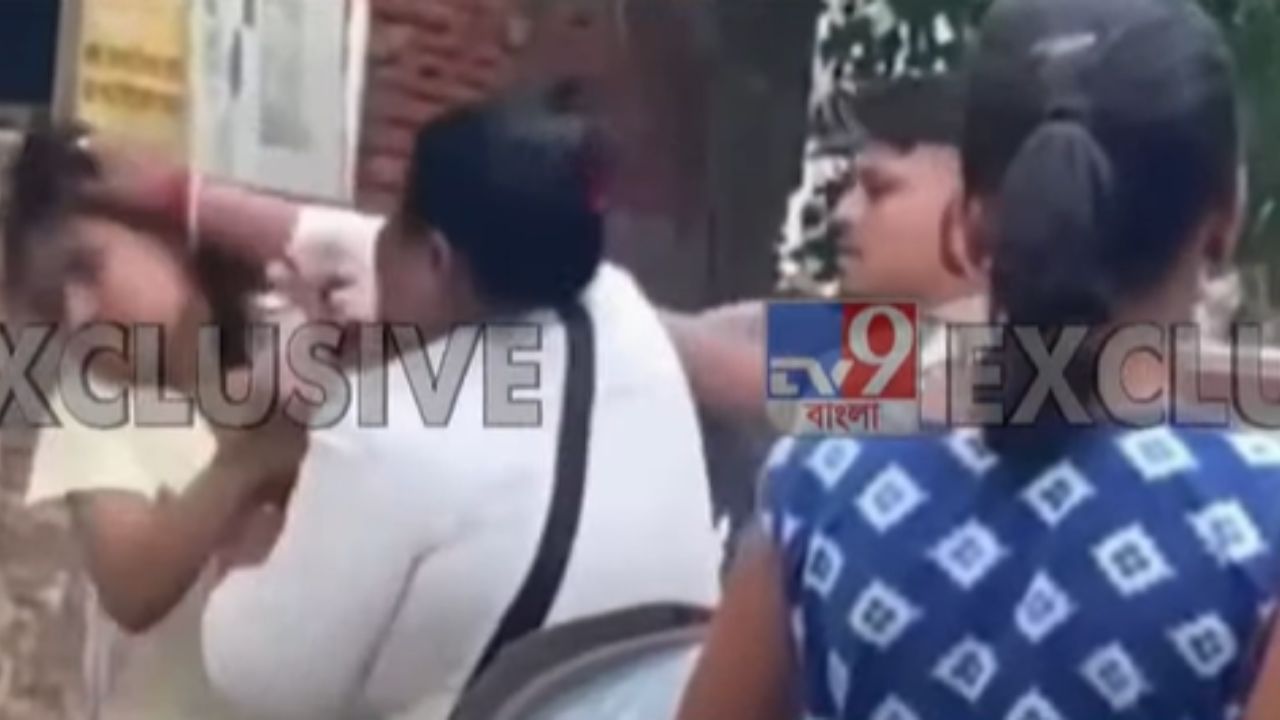 Panihati: 'বাচ্চা মেয়ে...' পানিহাটিতে ভরা রাস্তায় কাউন্সিলরকে চুলের মুঠি ধরে মার মহিলার... নেপথ্যে কোন কারণ? Panihati: 'বাচ্চা মেয়ে...' পানিহাটিতে ভরা রাস্তায় কাউন্সিলরকে চুলের মুঠি ধরে মার মহিলার... নেপথ্যে কোন কারণ?